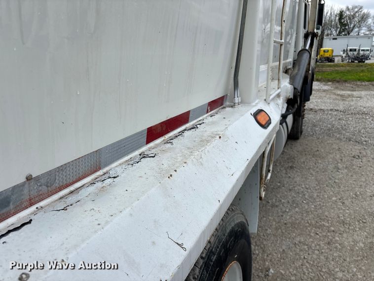 image for item FG0220 2008 Mack refuse truck