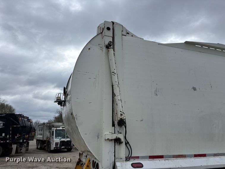 image for item FG0220 2008 Mack refuse truck