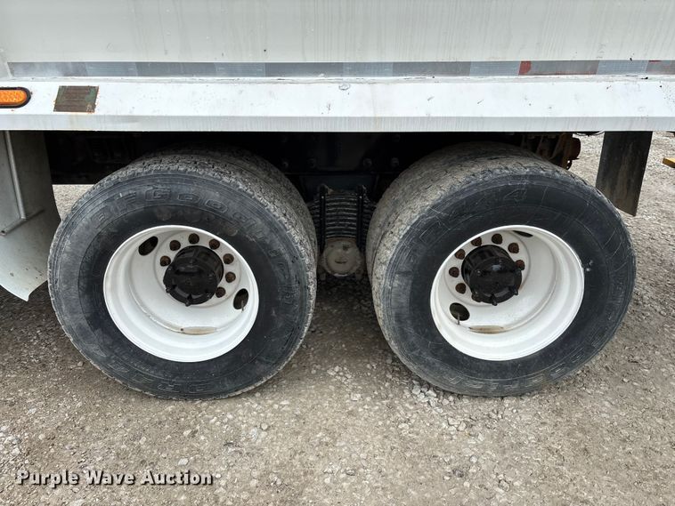 image for item FG0220 2008 Mack refuse truck