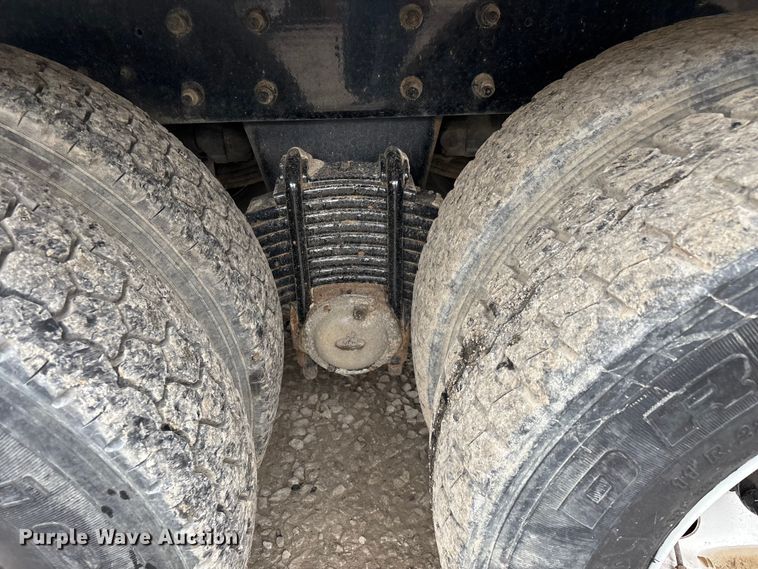 image for item FG0220 2008 Mack refuse truck