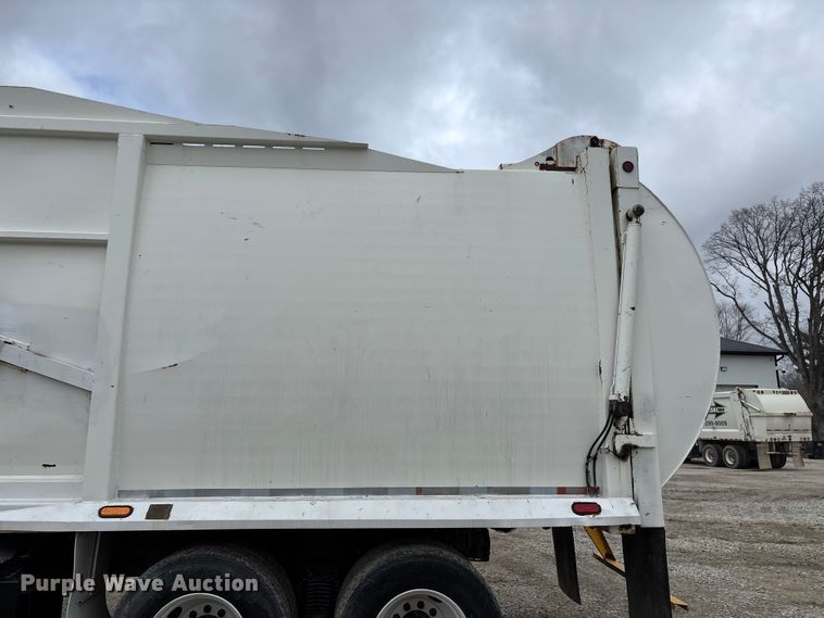image for item FG0220 2008 Mack refuse truck