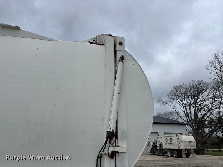 image for item FG0220 2008 Mack refuse truck