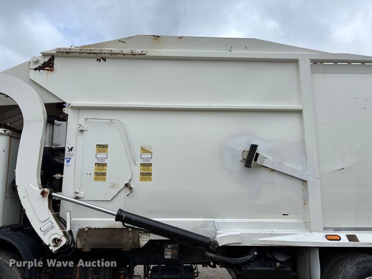 image for item FG0220 2008 Mack refuse truck