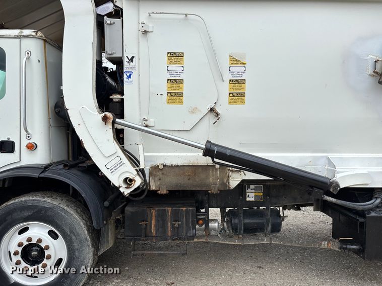 image for item FG0220 2008 Mack refuse truck