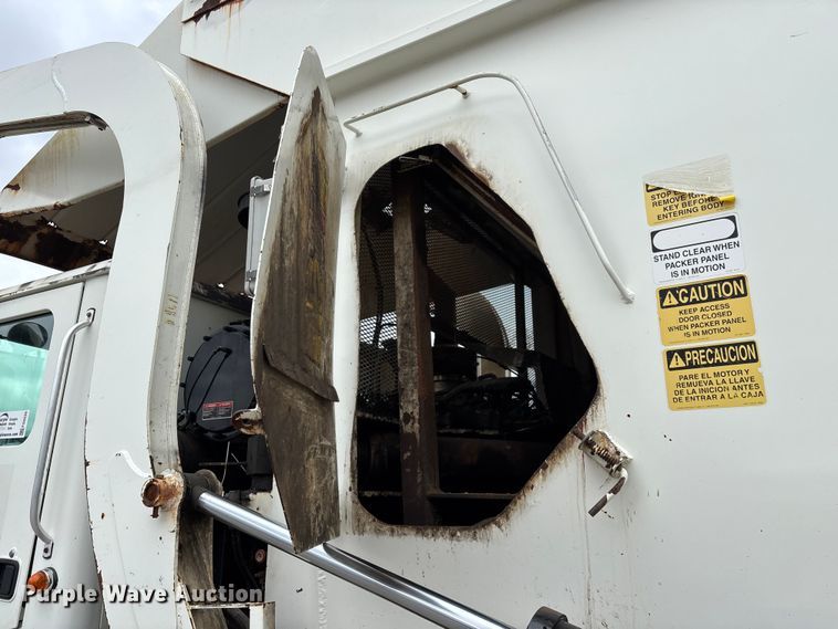 image for item FG0220 2008 Mack refuse truck