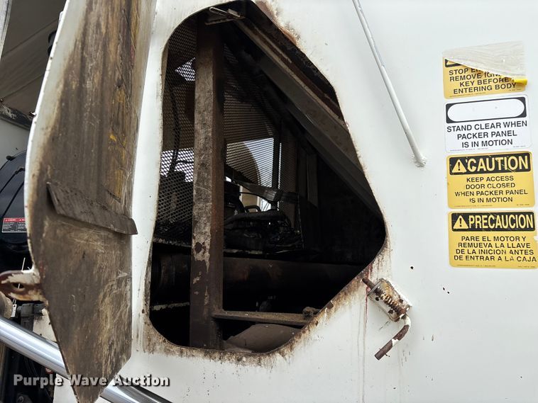 image for item FG0220 2008 Mack refuse truck