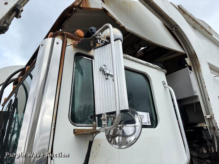 image for item FG0220 2008 Mack refuse truck