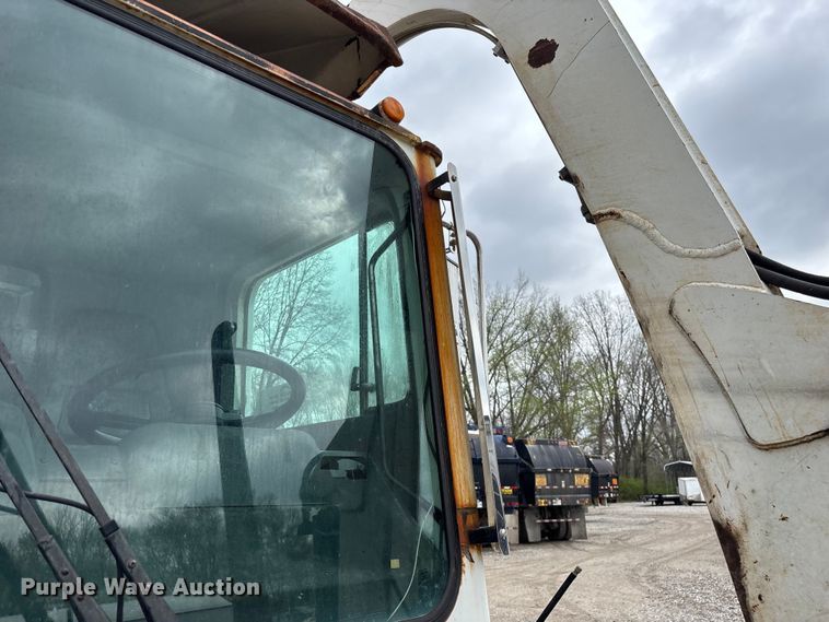 image for item FG0220 2008 Mack refuse truck