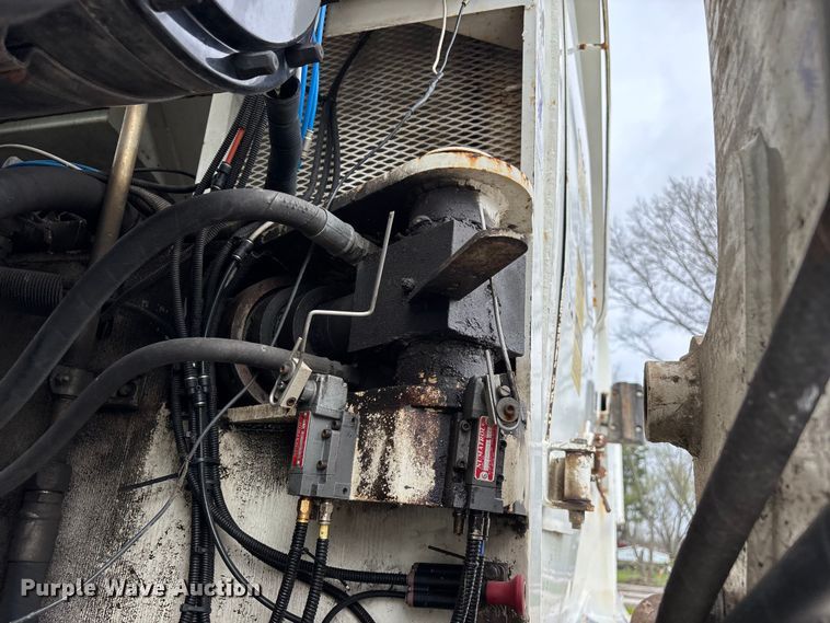 image for item FG0220 2008 Mack refuse truck