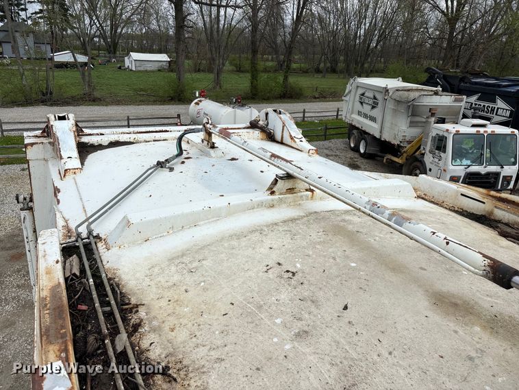 image for item FG0220 2008 Mack refuse truck