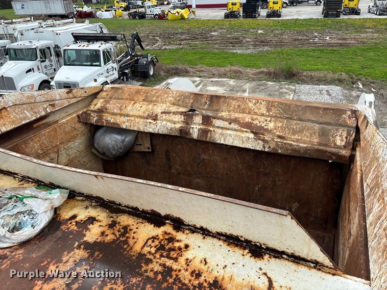 image for item FG0220 2008 Mack refuse truck