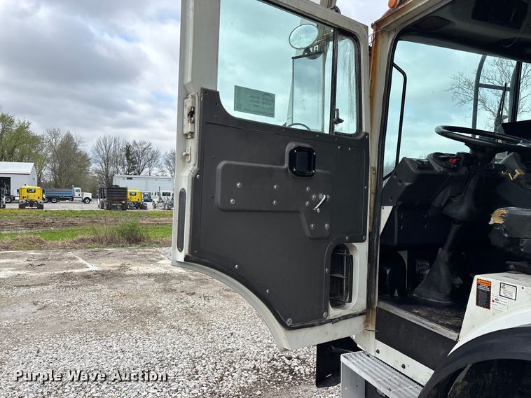 image for item FG0220 2008 Mack refuse truck