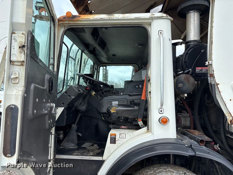 image for item FG0220 2008 Mack refuse truck