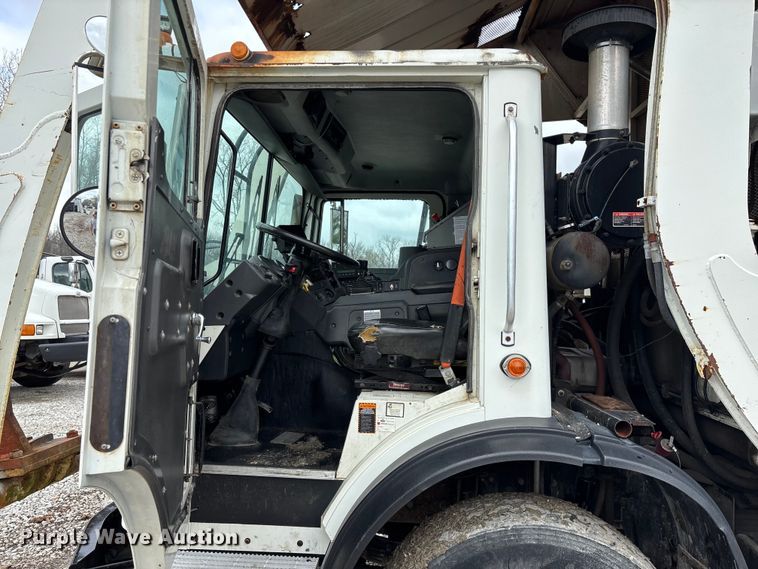 image for item FG0220 2008 Mack refuse truck