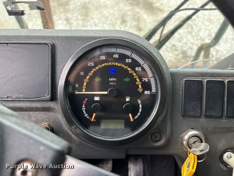 image for item FG0220 2008 Mack refuse truck