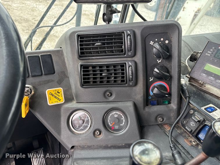 image for item FG0220 2008 Mack refuse truck