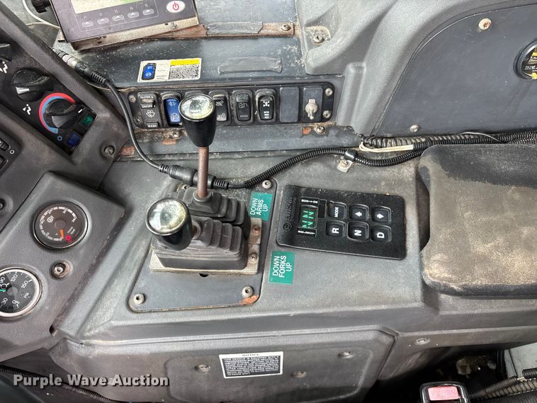 image for item FG0220 2008 Mack refuse truck