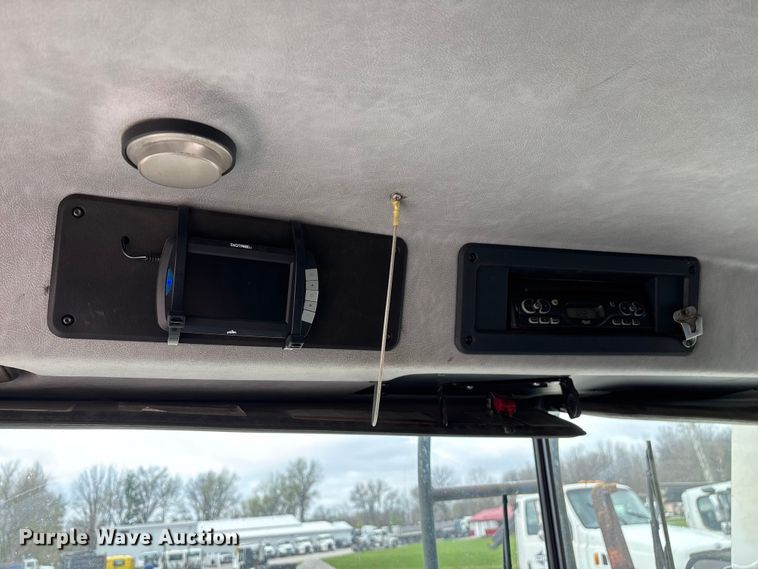 image for item FG0220 2008 Mack refuse truck