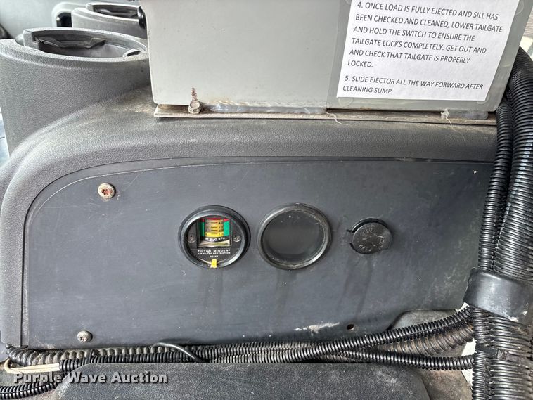 image for item FG0220 2008 Mack refuse truck