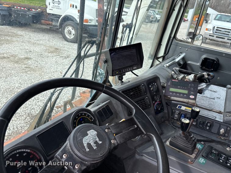 image for item FG0220 2008 Mack refuse truck