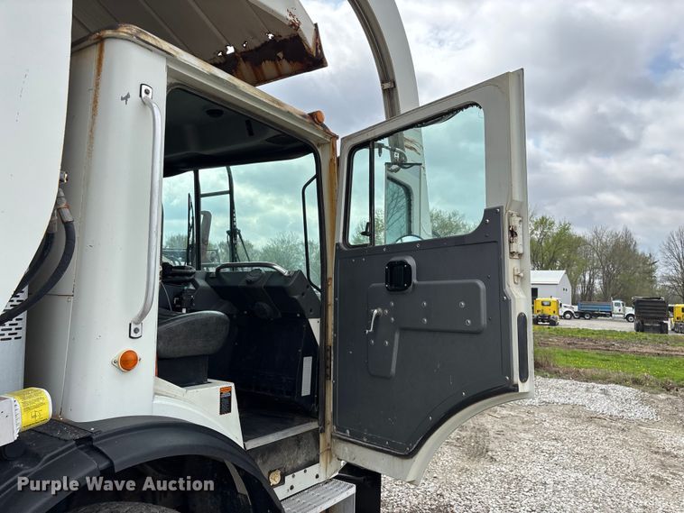 image for item FG0220 2008 Mack refuse truck