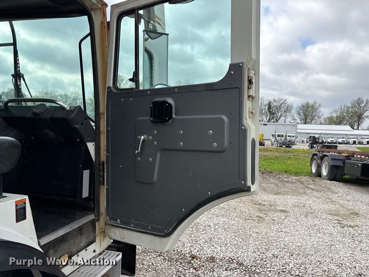 image for item FG0220 2008 Mack refuse truck