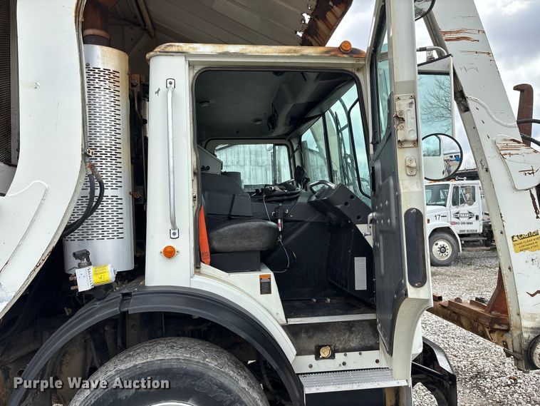 image for item FG0220 2008 Mack refuse truck