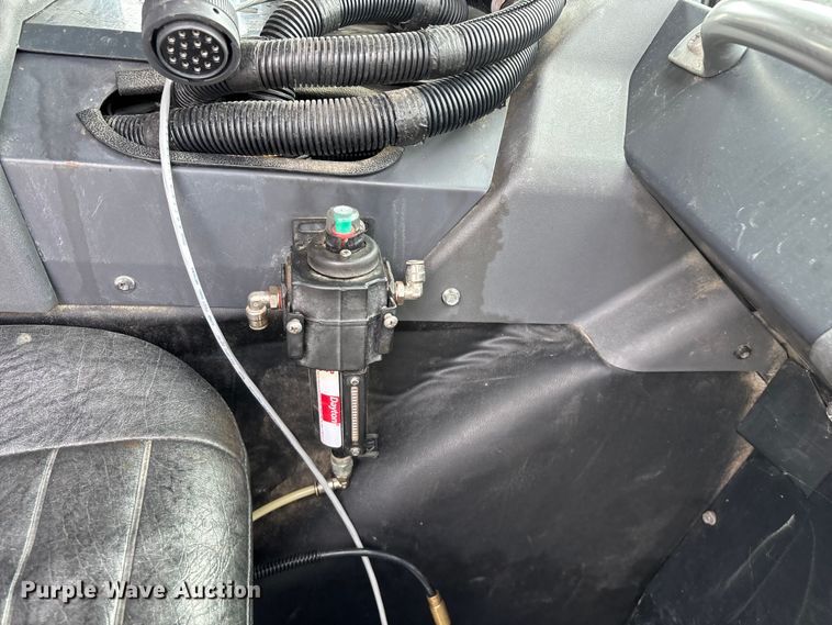 image for item FG0220 2008 Mack refuse truck