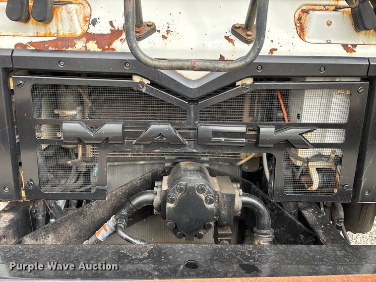 image for item FG0220 2008 Mack refuse truck