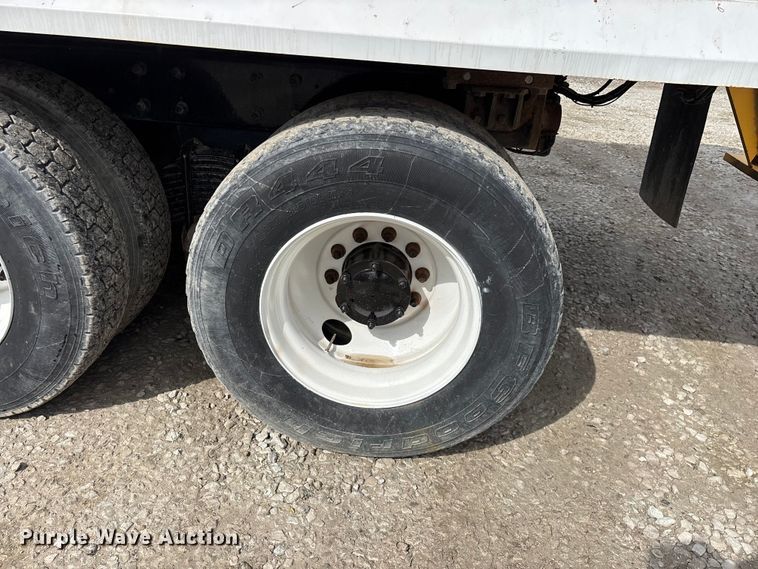 image for item FG0220 2008 Mack refuse truck