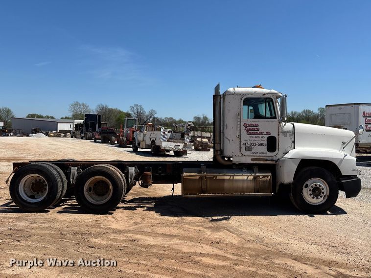 image for item FG0221 1993 Freightliner FLD truck cab and chassis