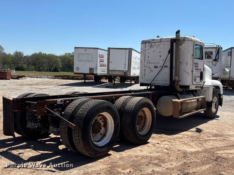 image for item FG0221 1993 Freightliner FLD truck cab and chassis