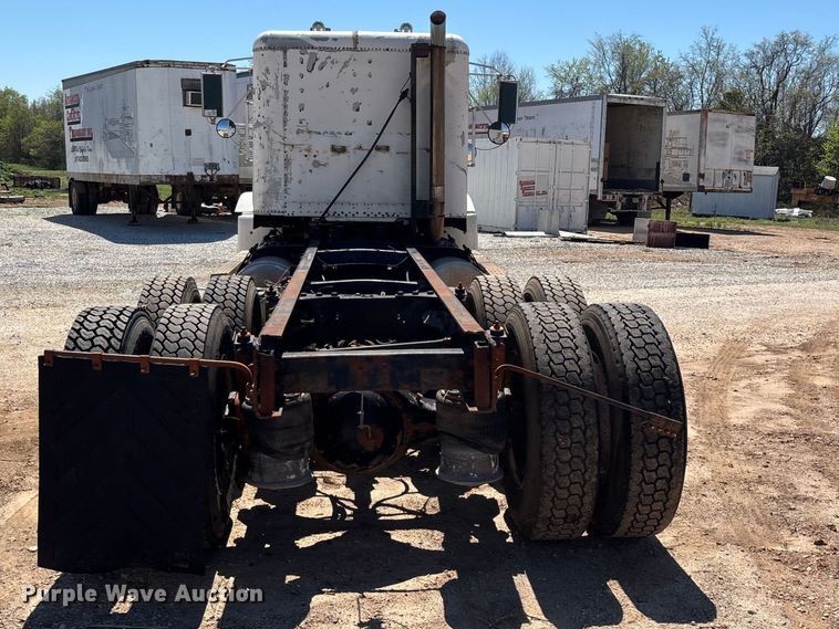 image for item FG0221 1993 Freightliner FLD truck cab and chassis