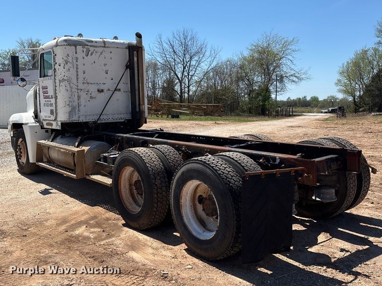 image for item FG0221 1993 Freightliner FLD truck cab and chassis