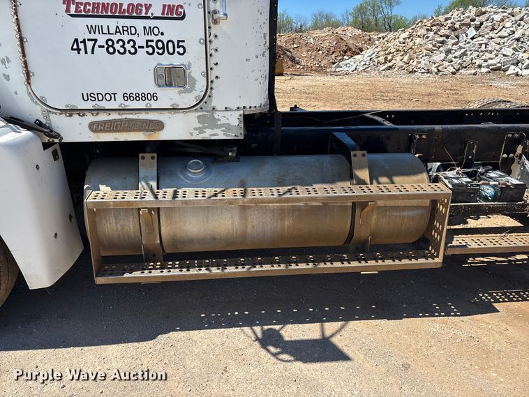 image for item FG0221 1993 Freightliner FLD truck cab and chassis