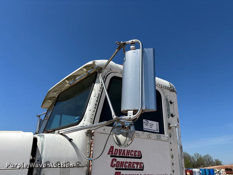 image for item FG0221 1993 Freightliner FLD truck cab and chassis