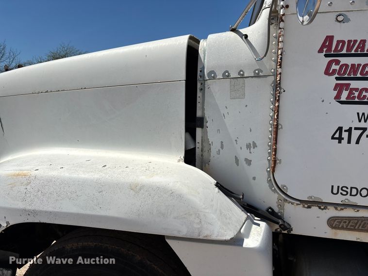 image for item FG0221 1993 Freightliner FLD truck cab and chassis