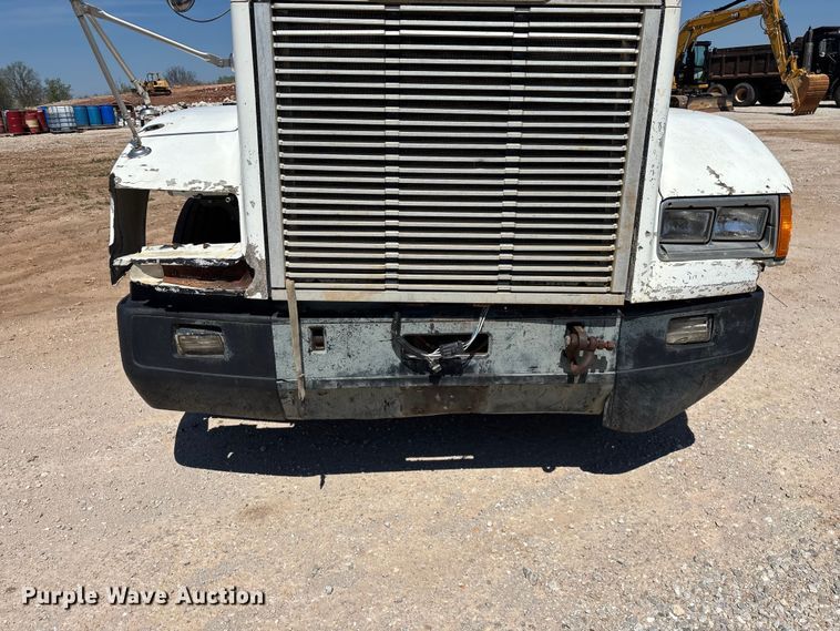 image for item FG0221 1993 Freightliner FLD truck cab and chassis