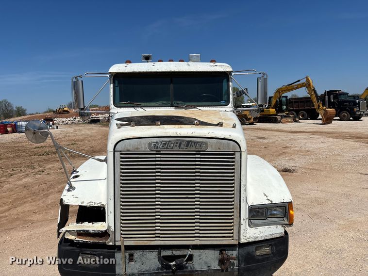 image for item FG0221 1993 Freightliner FLD truck cab and chassis