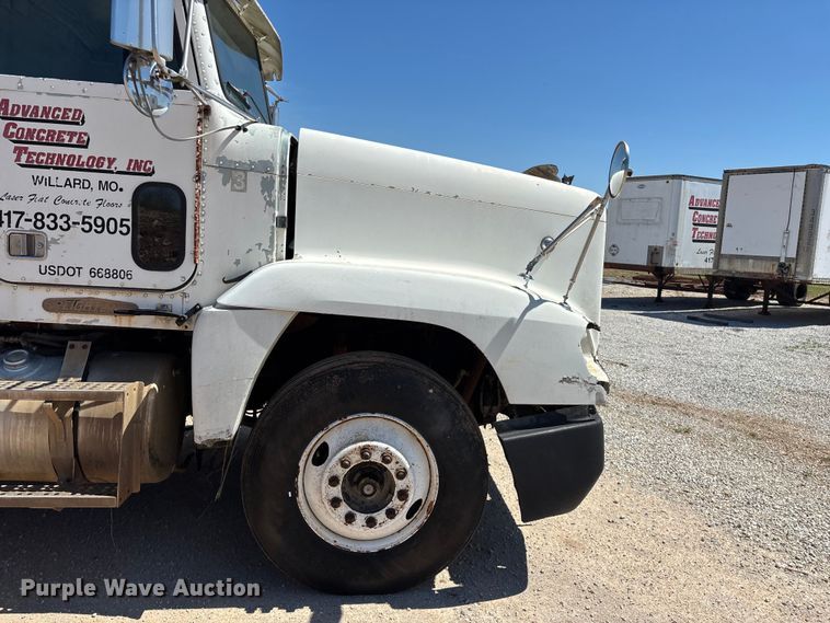 image for item FG0221 1993 Freightliner FLD truck cab and chassis