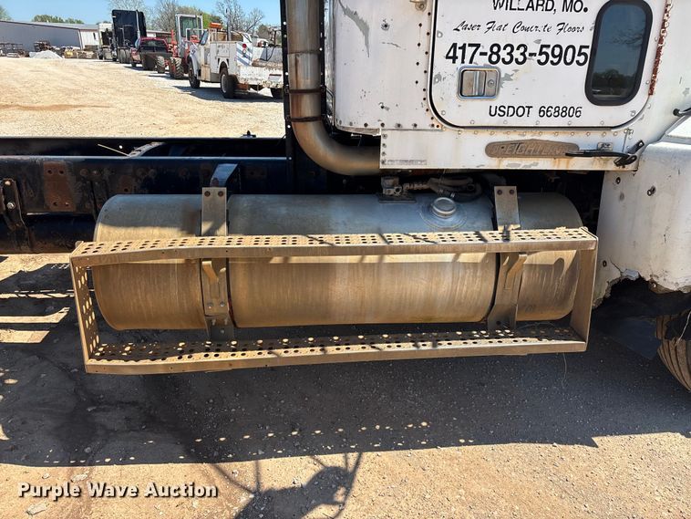 image for item FG0221 1993 Freightliner FLD truck cab and chassis