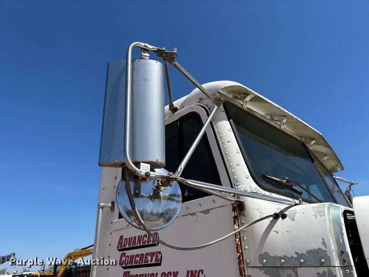 image for item FG0221 1993 Freightliner FLD truck cab and chassis