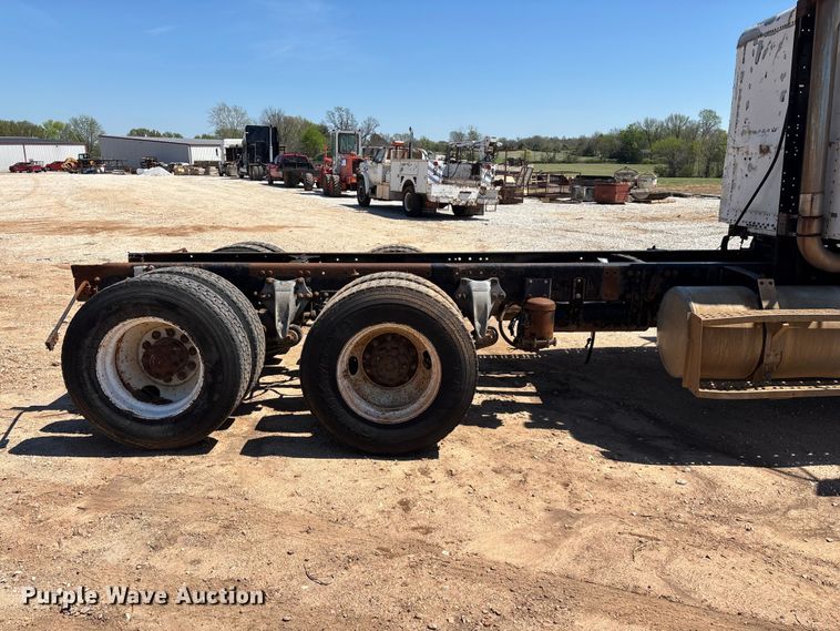 image for item FG0221 1993 Freightliner FLD truck cab and chassis