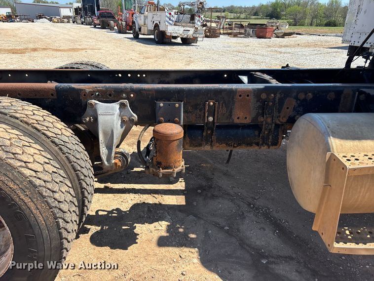 image for item FG0221 1993 Freightliner FLD truck cab and chassis