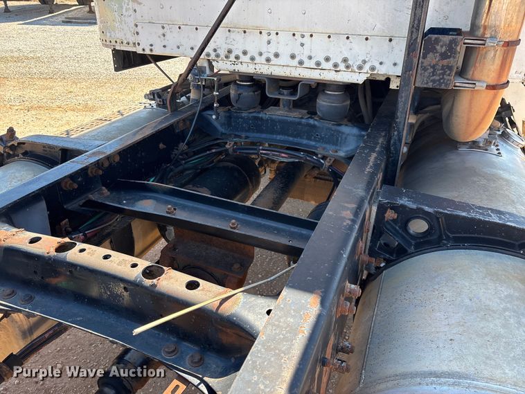 image for item FG0221 1993 Freightliner FLD truck cab and chassis