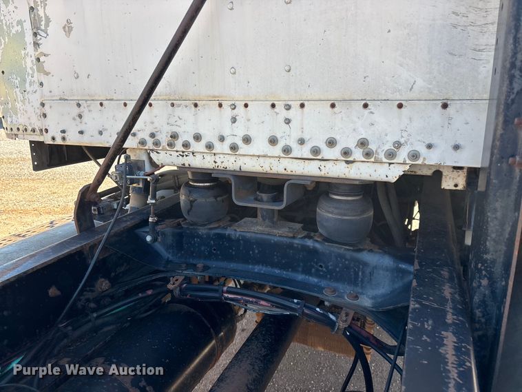 image for item FG0221 1993 Freightliner FLD truck cab and chassis