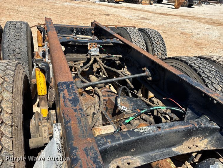 image for item FG0221 1993 Freightliner FLD truck cab and chassis