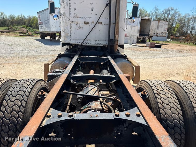 image for item FG0221 1993 Freightliner FLD truck cab and chassis