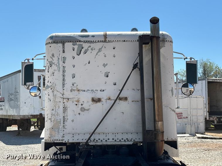 image for item FG0221 1993 Freightliner FLD truck cab and chassis