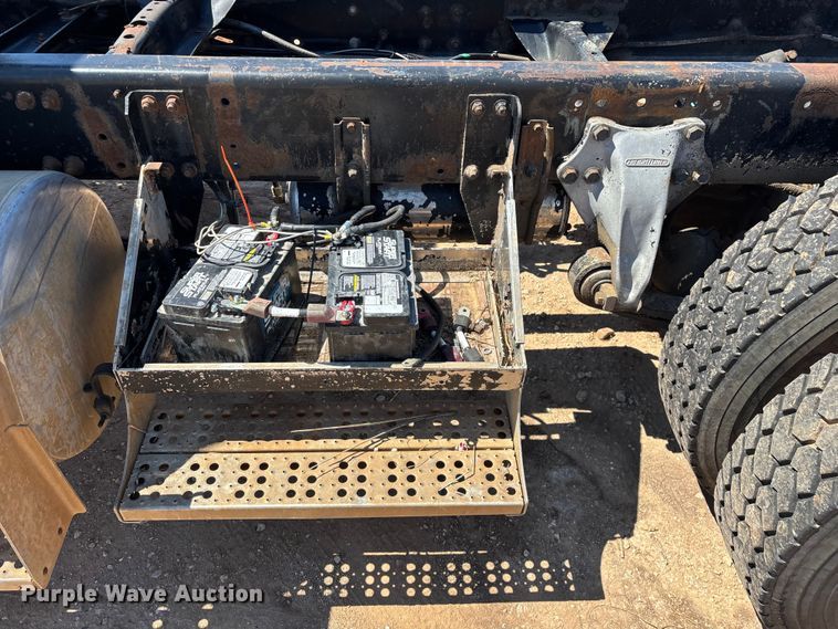 image for item FG0221 1993 Freightliner FLD truck cab and chassis